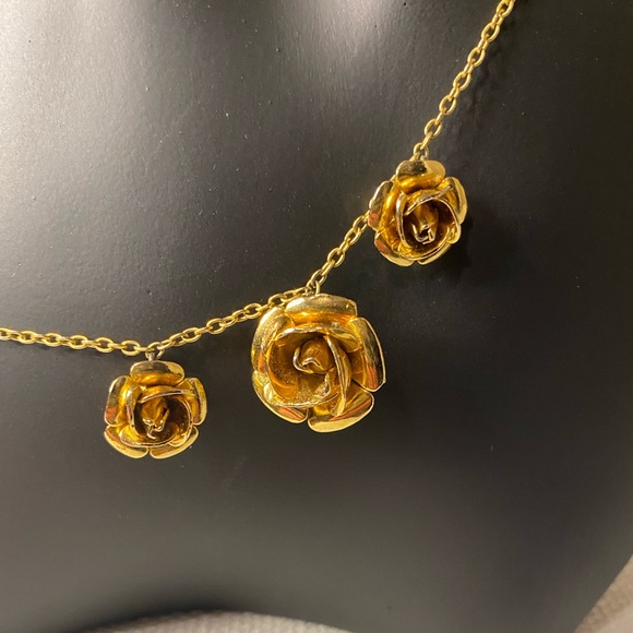 Vintage 3 Roses Gold Tone Necklace - Picture 1 of 3